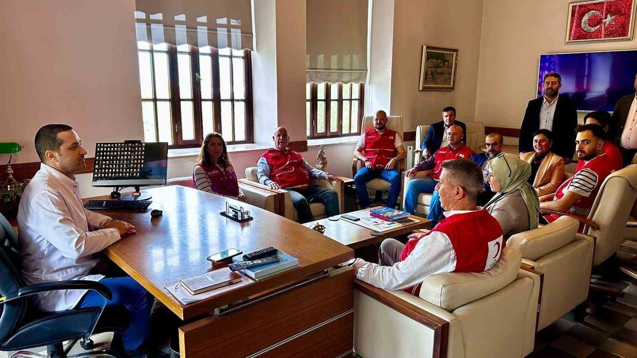 Türk Kızılay Manisa'dan Manisa Ruh Sağlığı ve Hastalıkları Hastanesi'ne pijama ve giysi desteği