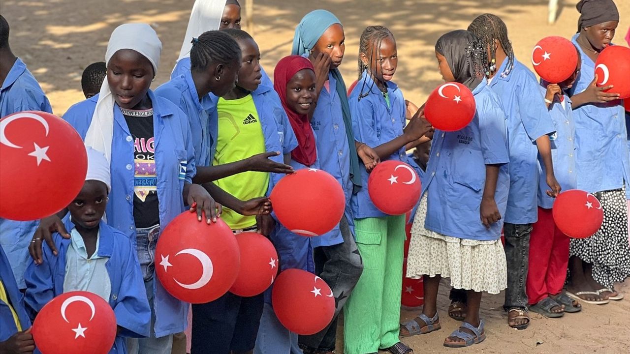 Türkiye Diyanet Vakfı, Senegal'de Bandia İlkokulu'na ders kitabı ve defter desteği sağladı