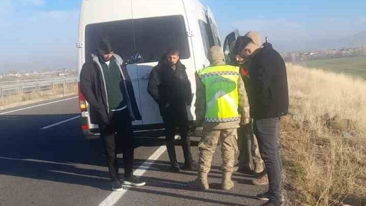 Tutak'ta lastik patlaması kaynaklı trafik kazası: Biri ağır, üç yaralı