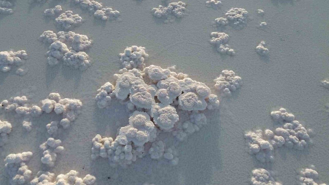 Tuz Gölü’nde Sular Çekildi: Eskil Yakınlarında Ortaya Çıkan Tuz Kütleleri Ziyaretçi Çekiyor