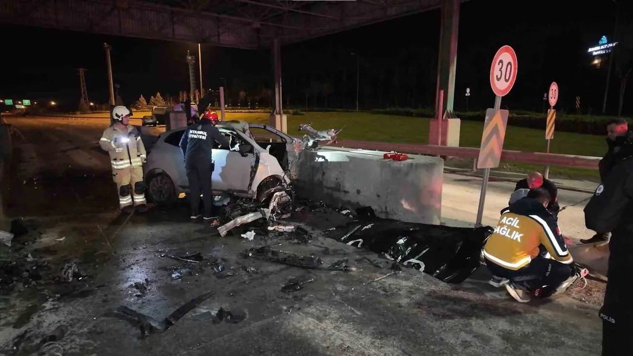 Tuzla Orhanlı gişelerinde otomobil gişelere çarptı — sürücü S.S. (27) hayatını kaybetti