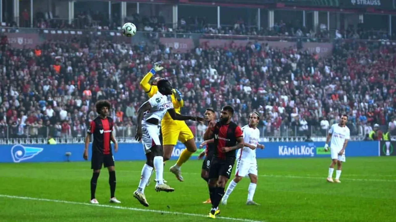 UEFA Konferans Ligi: Samsunspor - Hamrun 0-0 (Maç devam ediyor) — Taraftarlardan Filistin koreografisi