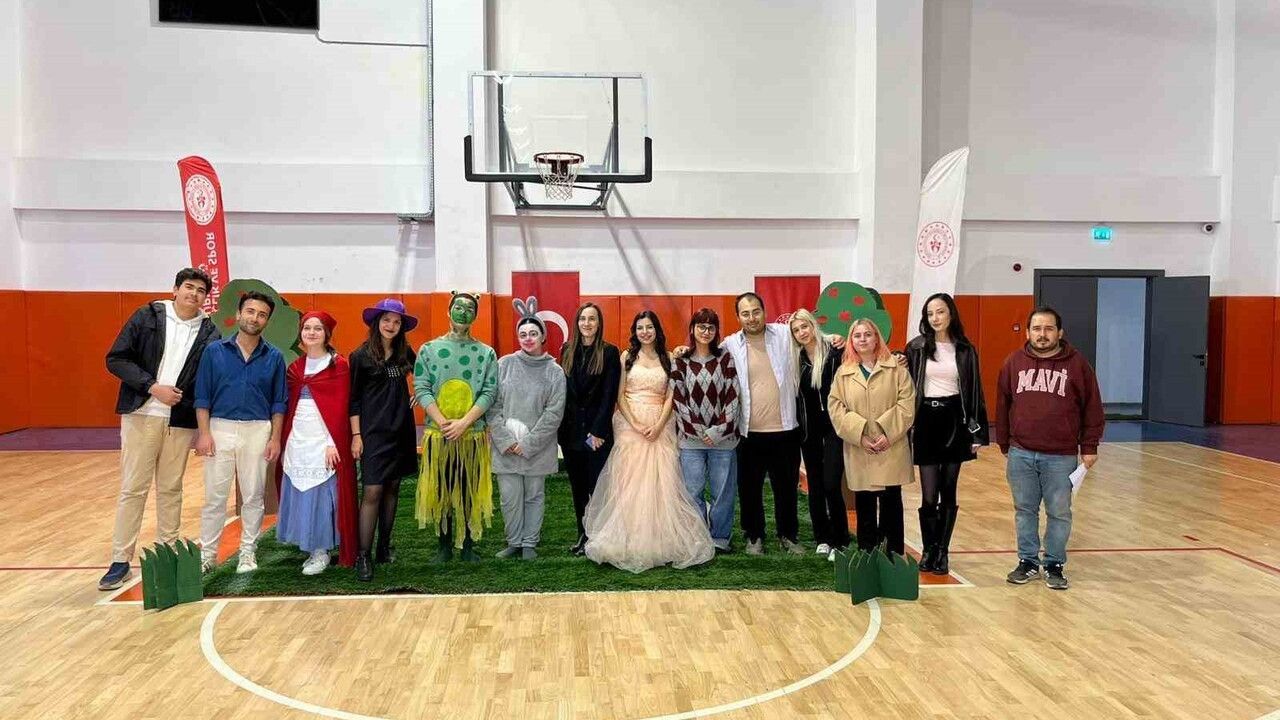 Ula Anaokulu'nda "Kayıp Masallar Kitabı" Çocuk Tiyatrosu — Genç Gönüllülerden Sosyal Sorumluluk Hamlesi