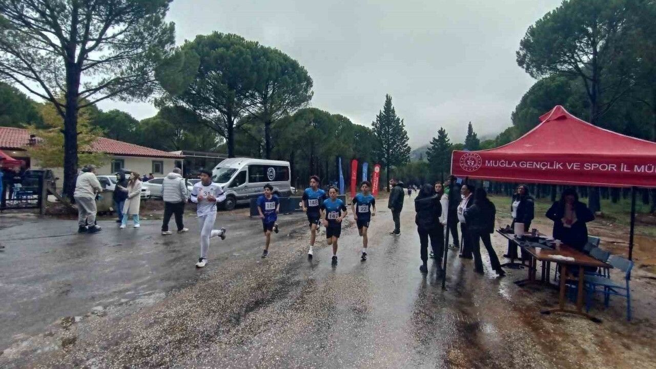Ula'da Okul Sporları Kros İl Birinciliği: 130 Sporcu Bölgeye Gitmek İçin Yarıştı