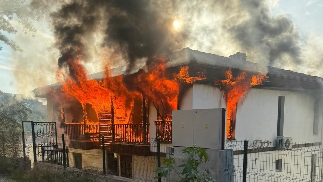 Ula'da şüpheli iddiaya göre evini ateşe verdi