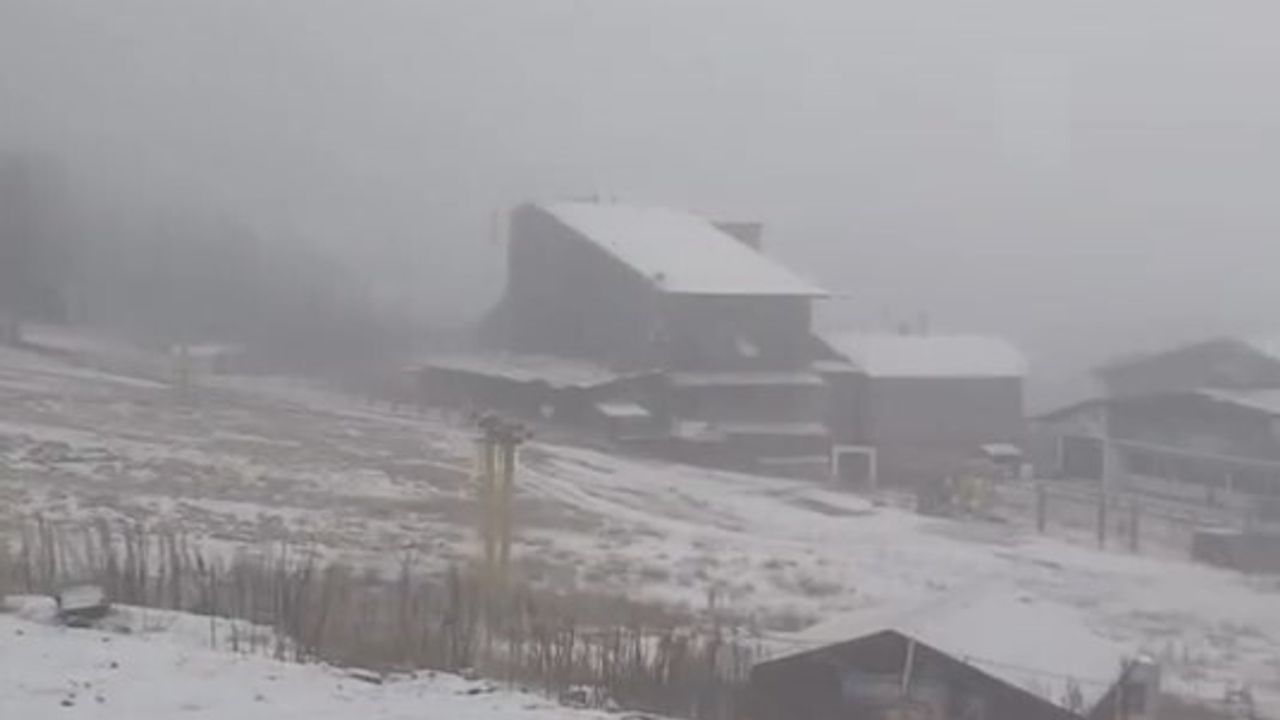 Uludağ'da kar yağışı başladı: Zirve beyaza büründü, kayak sezonu beklentisi arttı