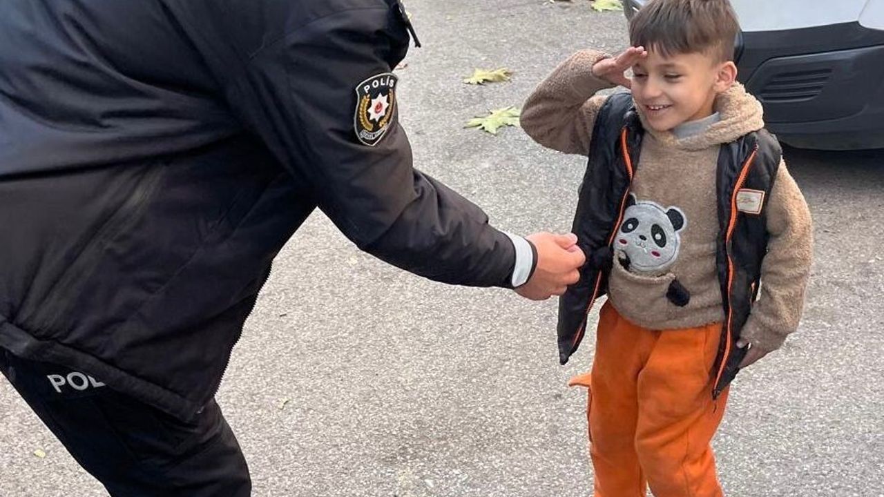 Uludere'de çocuktan İlçe Emniyet Amiri Mehmet Akın'a asker selamı; görüntüler sosyal medyada ilgi topladı