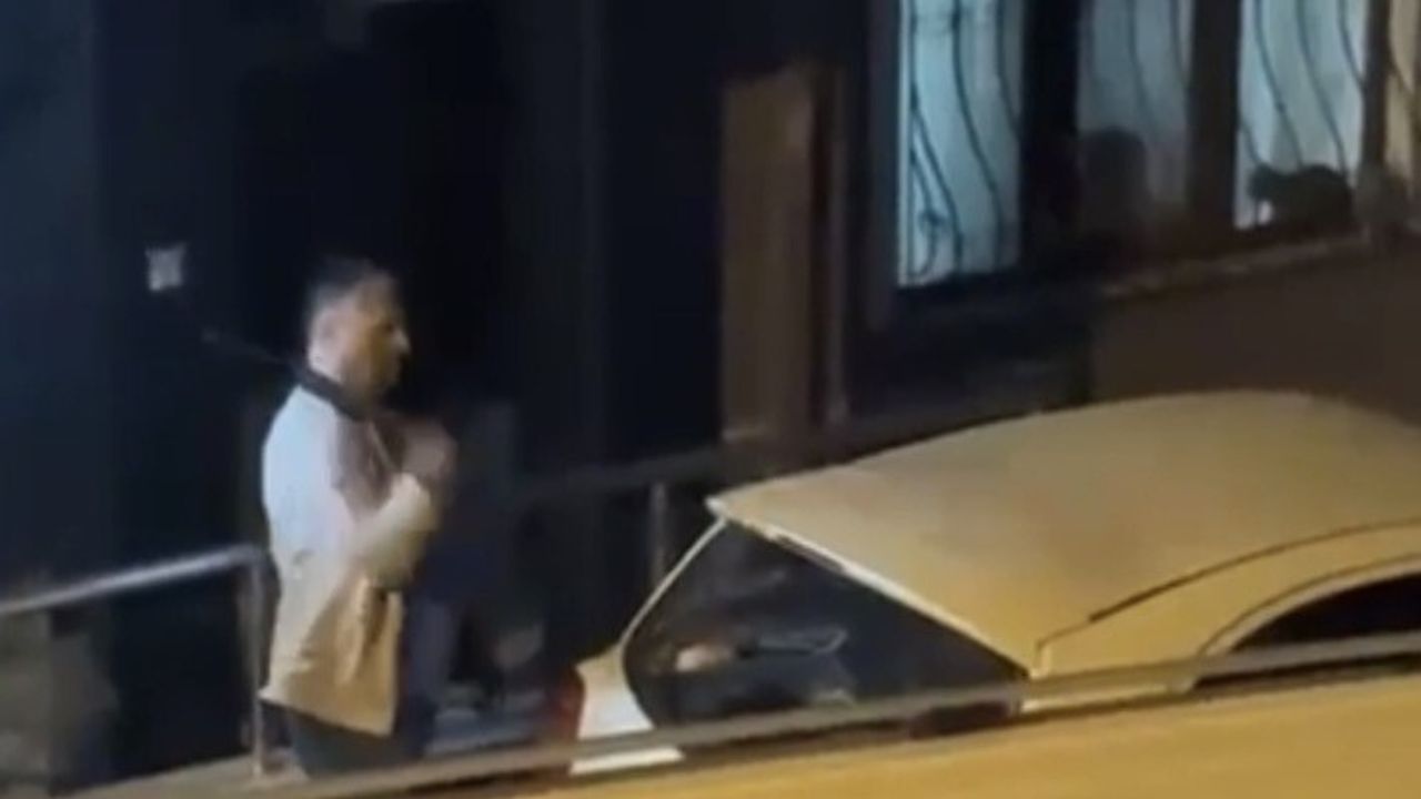 Ümraniye'de boşanma aşamasındaki eşine ait araç ve komşu aracına demir sopayla zarar veren kişi cep telefonu kamerasında