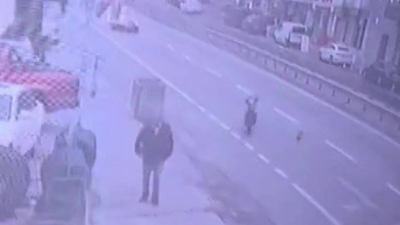 Ümraniye’de sürücüsüz motosiklet kaldırıma çarpıp devrildi; yaya son anda kurtuldu