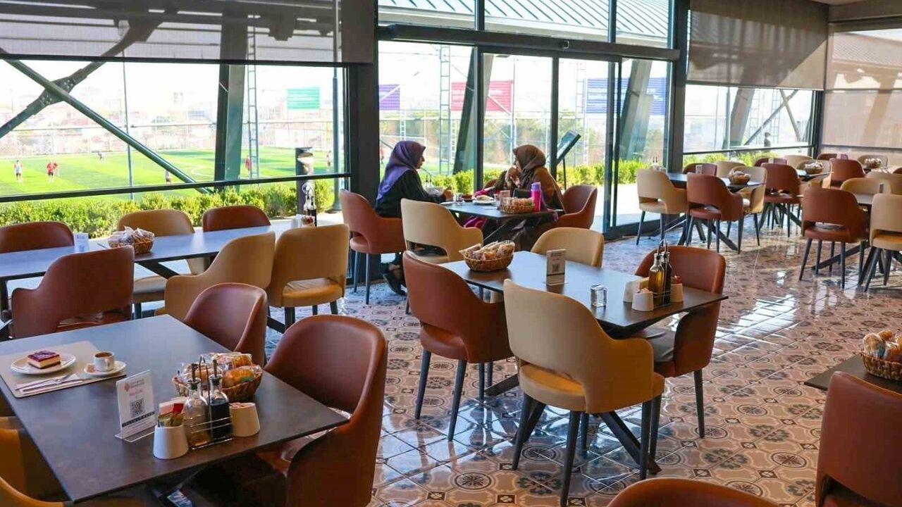 Ümraniye'de Trabzonpark Millet Bahçesi'nde Ihlamur Kafe hizmete girdi