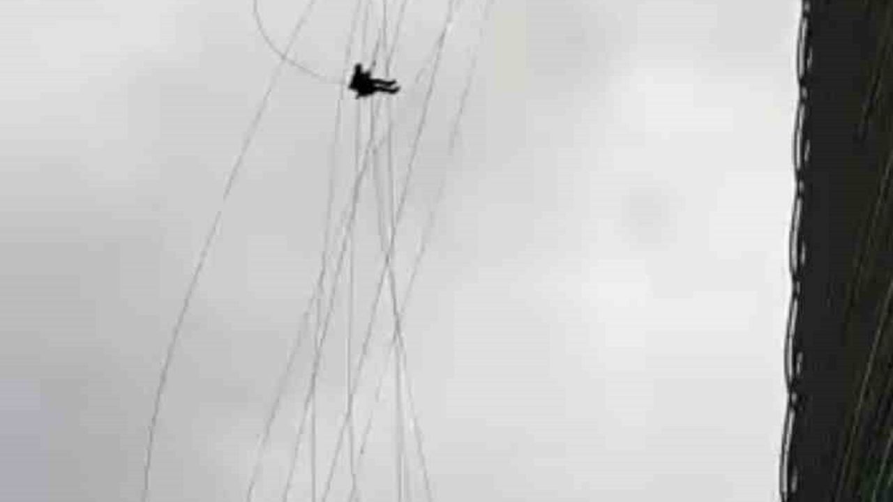 Ümraniye Finans Merkezi'nde cam temizliği sırasında kuvvetli rüzgar işçilere zor anlar yaşattı