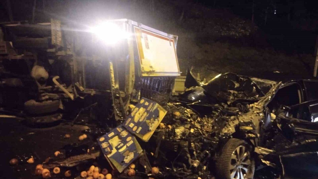 Ümraniye TEM Otoyolu'nda kaza: Otomobil kamyonete çarptı, 2 kişi yaralandı