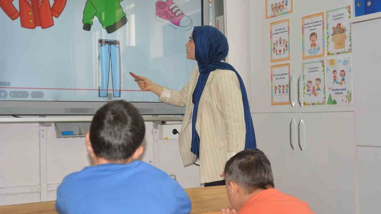 Ünye'de 27 yıllık öğretmen, yıllar sonra ders verdiği eski öğrencisiyle aynı okulda görev yapıyor