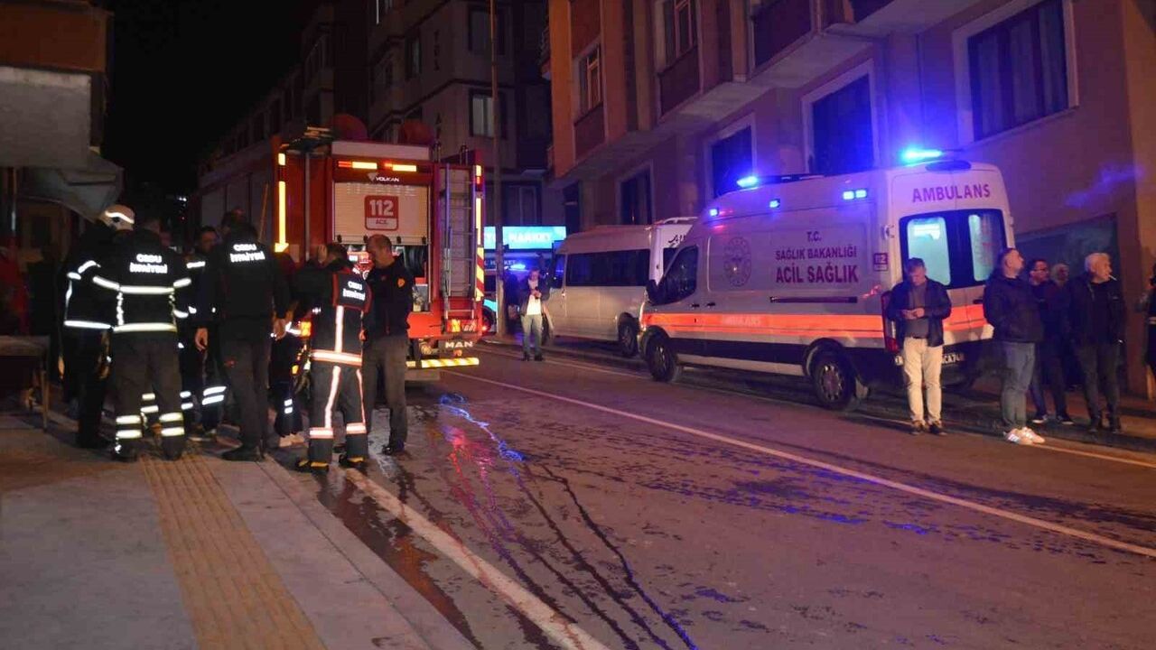 Ünye'de sobadan çıkan yangında anne ve oğlu yaralandı