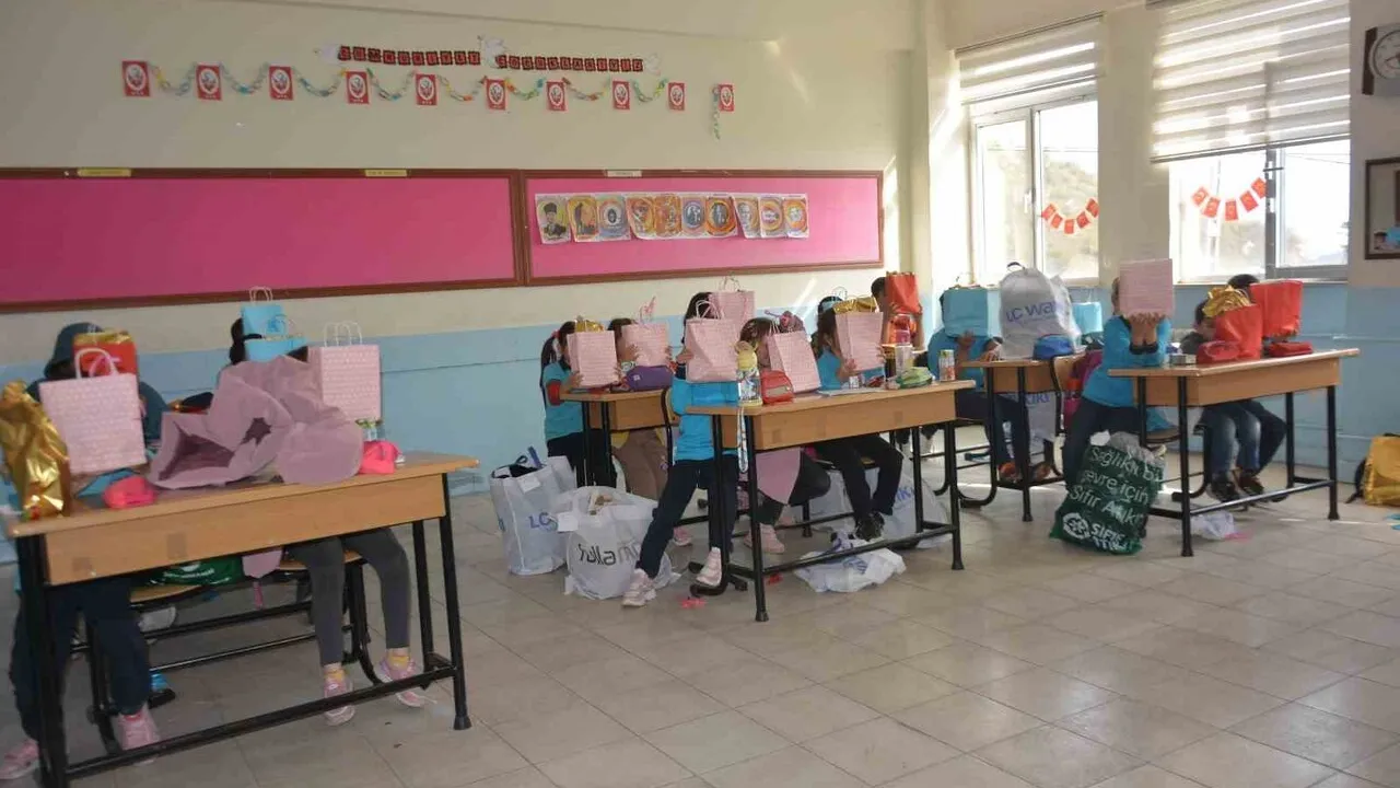Ünye Yenikent İlkokulu'nda 19 Öğrenciye Hediyeleşme Etkinliği