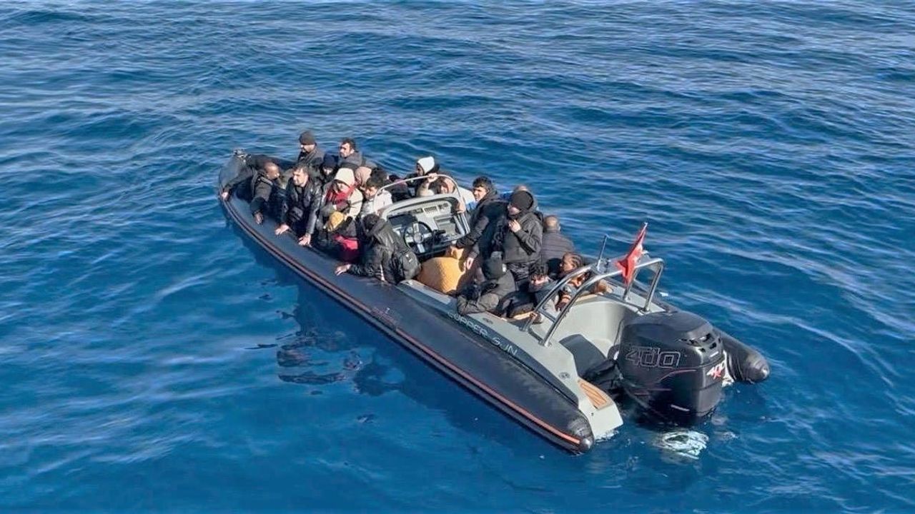 Urla açıklarında 28 düzensiz göçmen ve 2 kaçakçı şüphelisi yakalandı