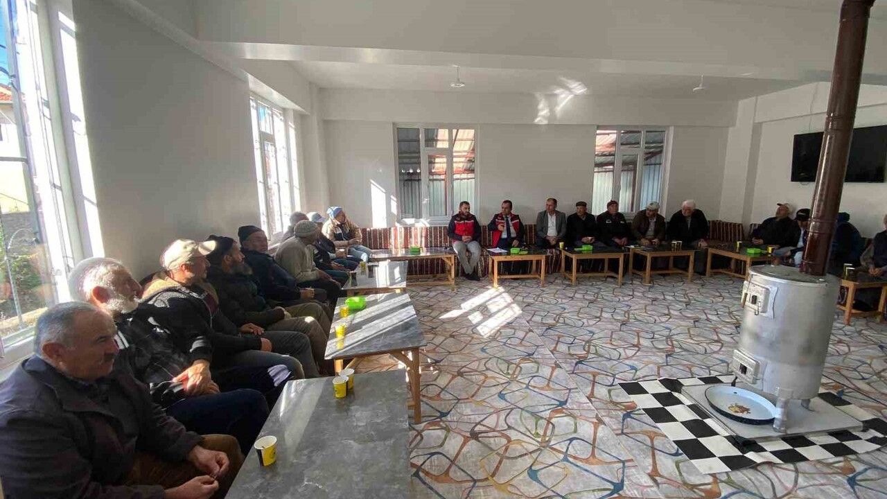 Uşak İl Tarım ve Orman Müdürlüğü tarla buluşmalarında üreticilerle sahada değerlendirme yaptı