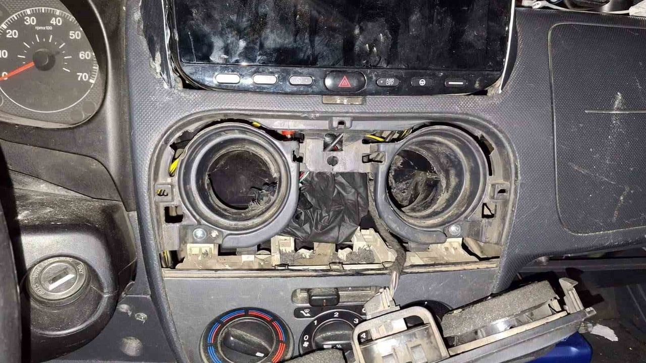 Uşak’ta iki otomobilde 147 gram metamfetamin ve ruhsatsız tabanca ele geçirildi; 4 kişi tutuklandı