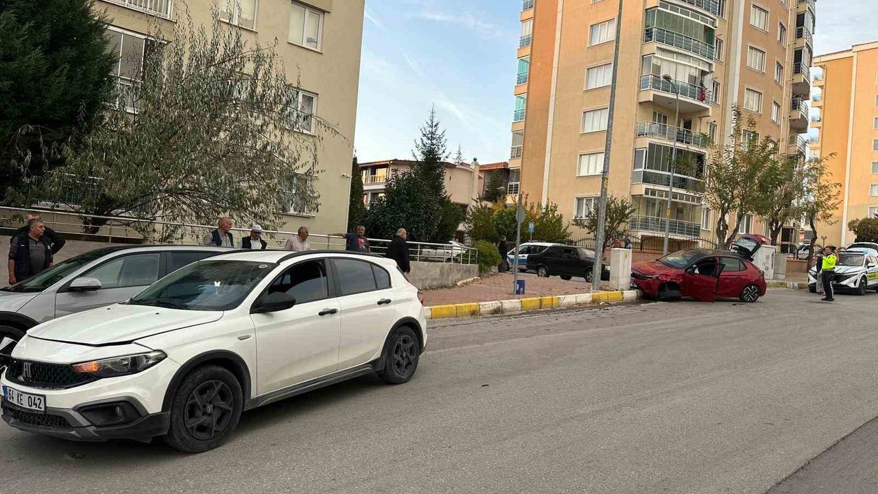 Uşak’ta iki otomobilin çarpışması: 1'i çocuk 2 yaralı