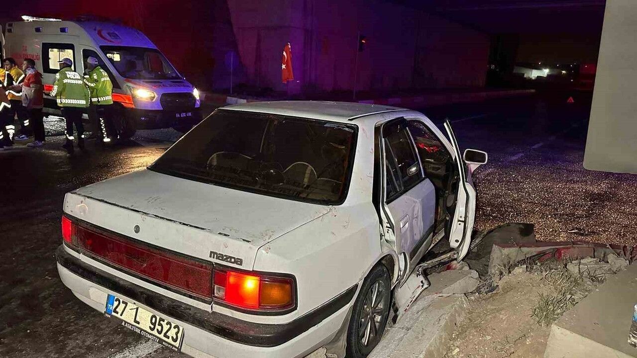 Uşak'ta kavşakta iki otomobil çarpıştı: 1'i bebek, 10 kişi yaralandı