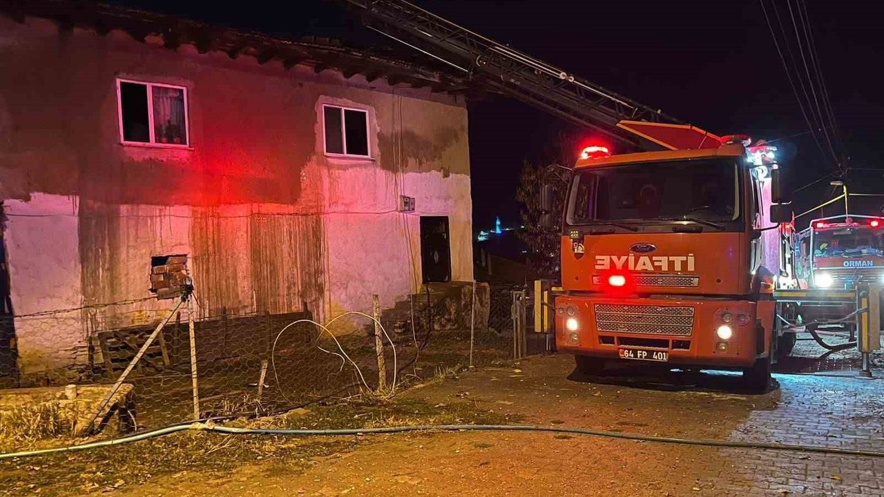 Uşak'ta Muratlı Köyü'nde Yıldırım Çarpması Çatı Yangınına Neden Oldu; Ekipler Hızlı Müdahale İle Söndürdü