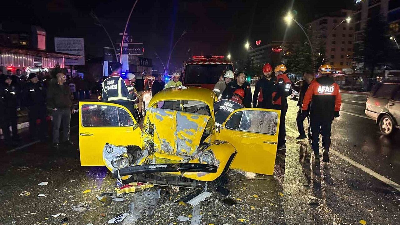 Uşak'ta otomobil ile sanatçı orkestrası otobüsü çarpıştı: 1’i ağır, 3 yaralı