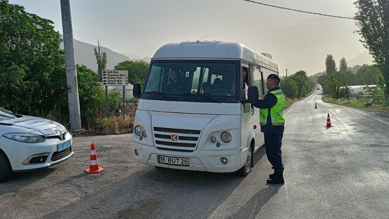 Uşak'ta polis ve jandarmadan okul çevreleri ile servislerde denetim