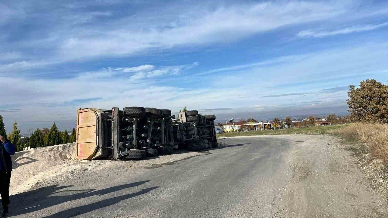 Uşak'ta tır yan yattı: sürücü hafif yaralandı