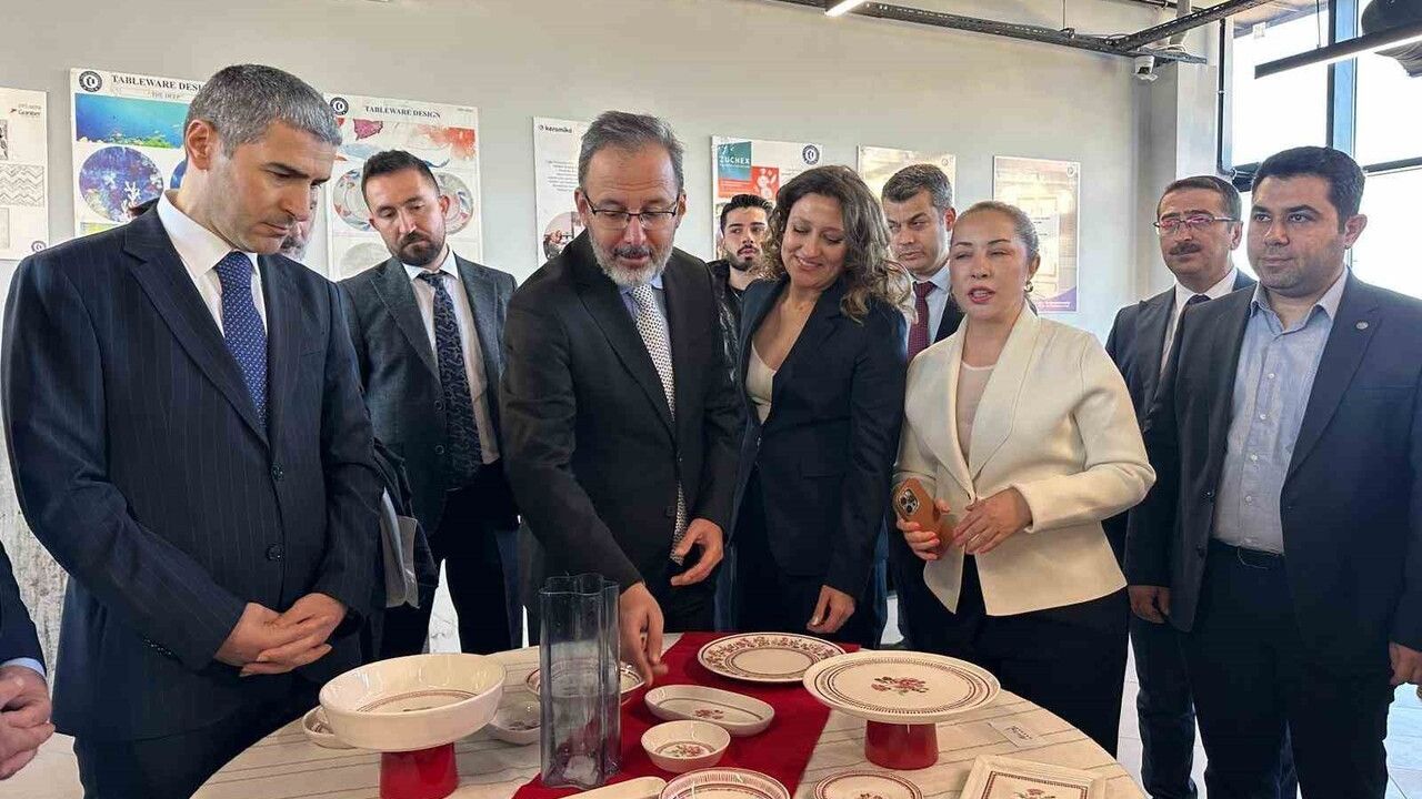 Uşak Üniversitesi 2025-2026 Akademik Yılı törenle başladı; Kasapoğlu açılış dersini verdi