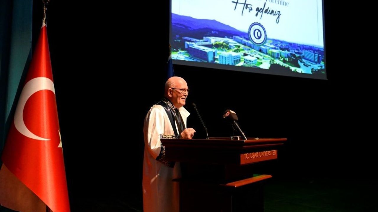 Uşak Üniversitesi'nde 2025-2026 Akademik Yükselme ve Cübbe Giyme Töreni