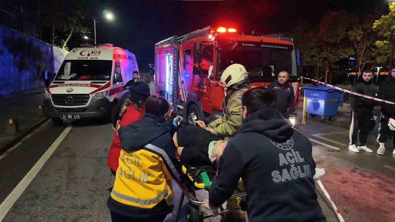 Üsküdar'da hatalı sollama zincirleme kazaya neden oldu: Tofaş hurdaya döndü, 3 yaralı