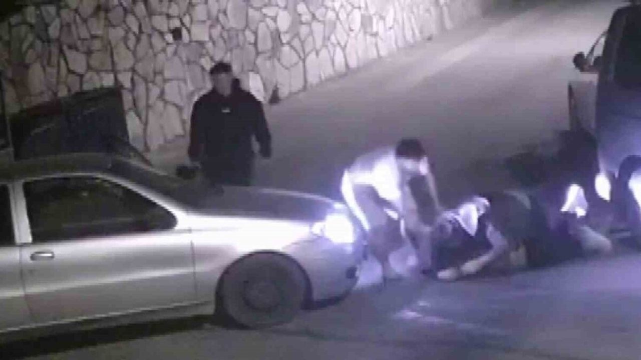 Üsküdar'da yol verme tartışması kavgaya dönüştü: Çarpma sonrası sürücü darp edildi