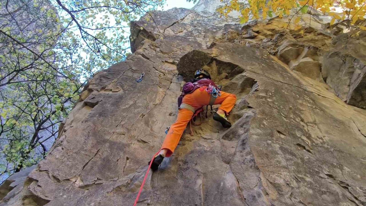 Uzundere'de 70 kişilik grup 2 günlük temel dağcılık eğitimi geçirdi