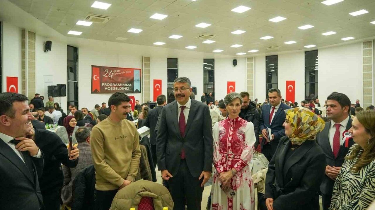 Vali Ali Çelik: 'Cehalet; ancak eğitim neferleriyle yenilebilir' — Hakkari'de Öğretmenler Günü