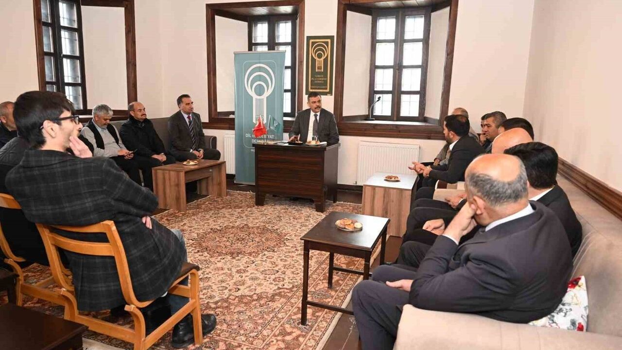 Vali Çiftçi, Erzurum'daki Dil ve Edebiyat Konağı ile Edebiyat Sokağı'nı inceledi