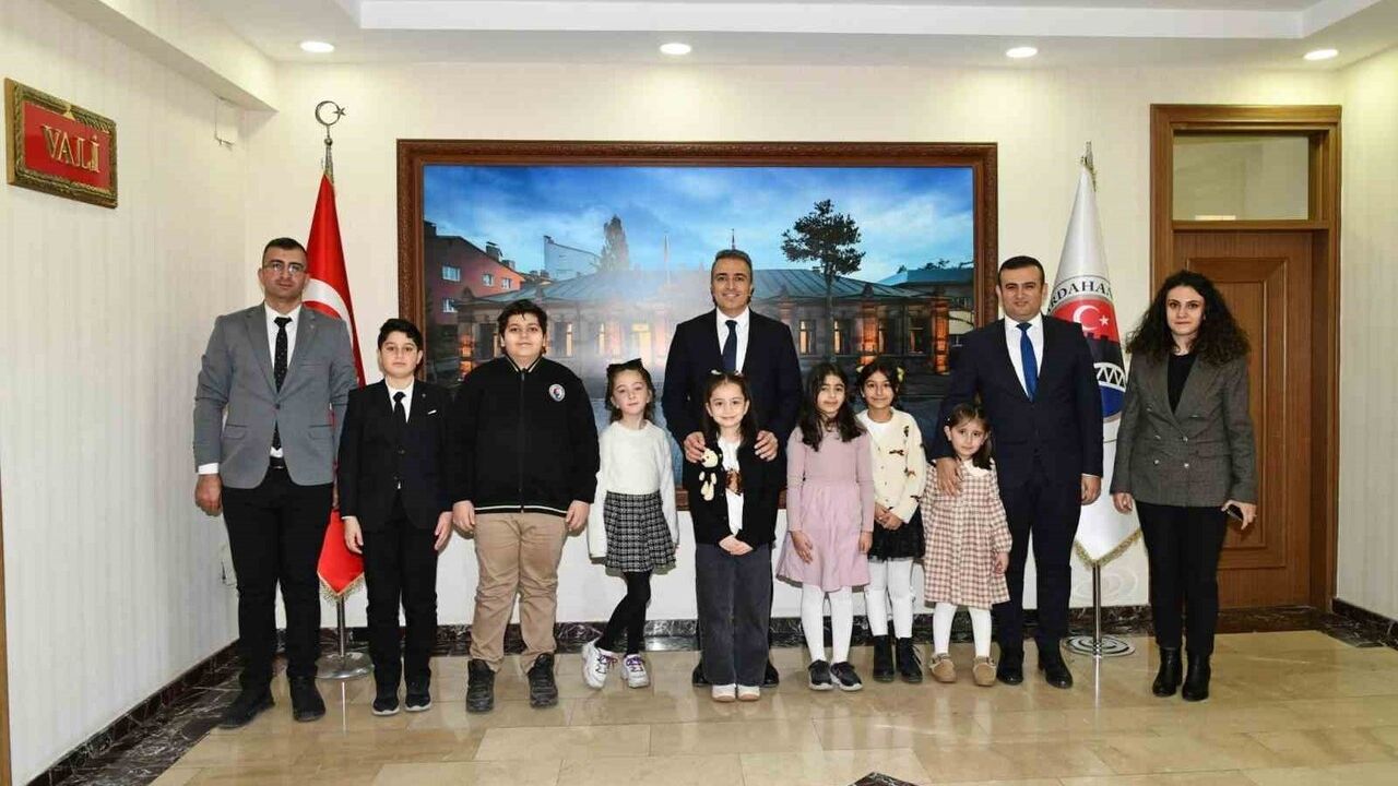 Vali Hayrettin Çiçek, Dünya Çocuk Hakları Günü'nde Çocukları Makamında Ağırladı
