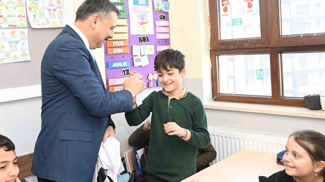 Vali Mustafa Çiftçi Şehit Taha Nergiz İlkokulu'nu Ziyaret Etti — Öğrenciler Forma İmzalattı