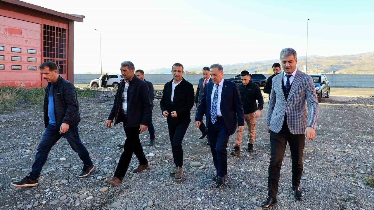 Vali Usta, Bingöl 3. Kısım Küçük Sanayi Sitesi'nin asfalt çalışmalarını inceledi