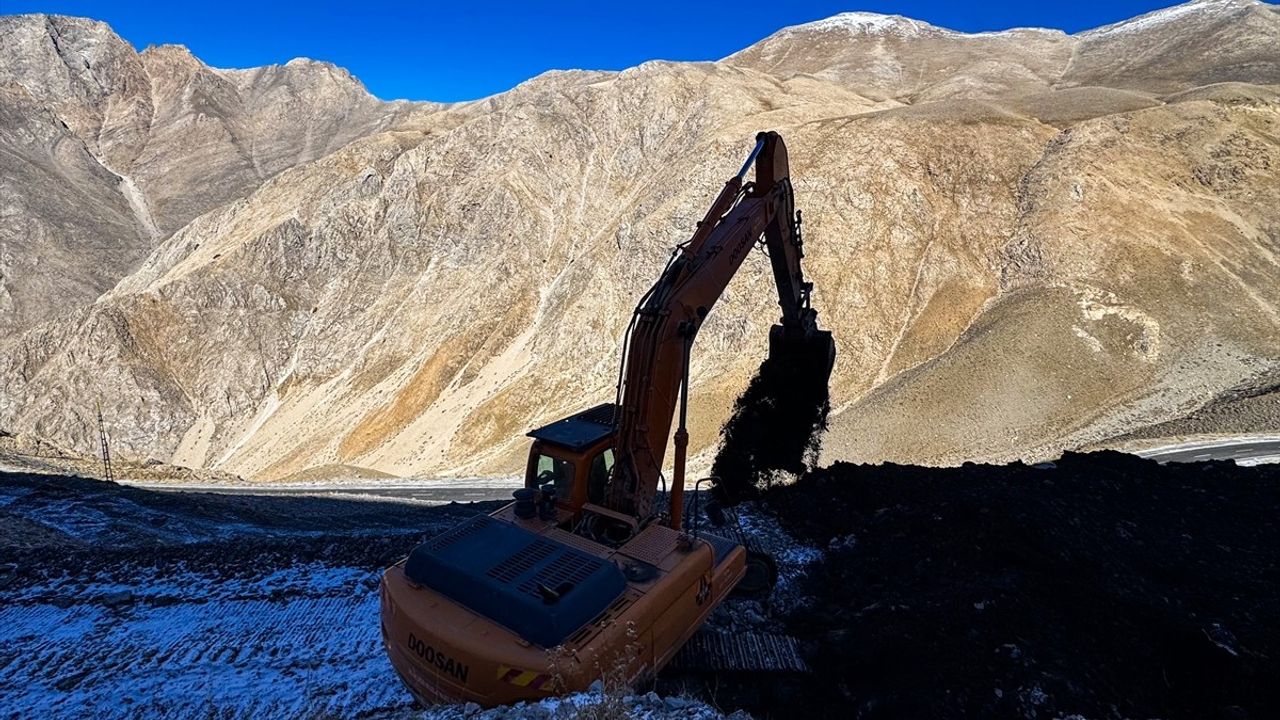 Van-Bahçesaray kara yolunda çığ riskini azaltmak için 'palye' setleri ve izleme sistemi kuruldu