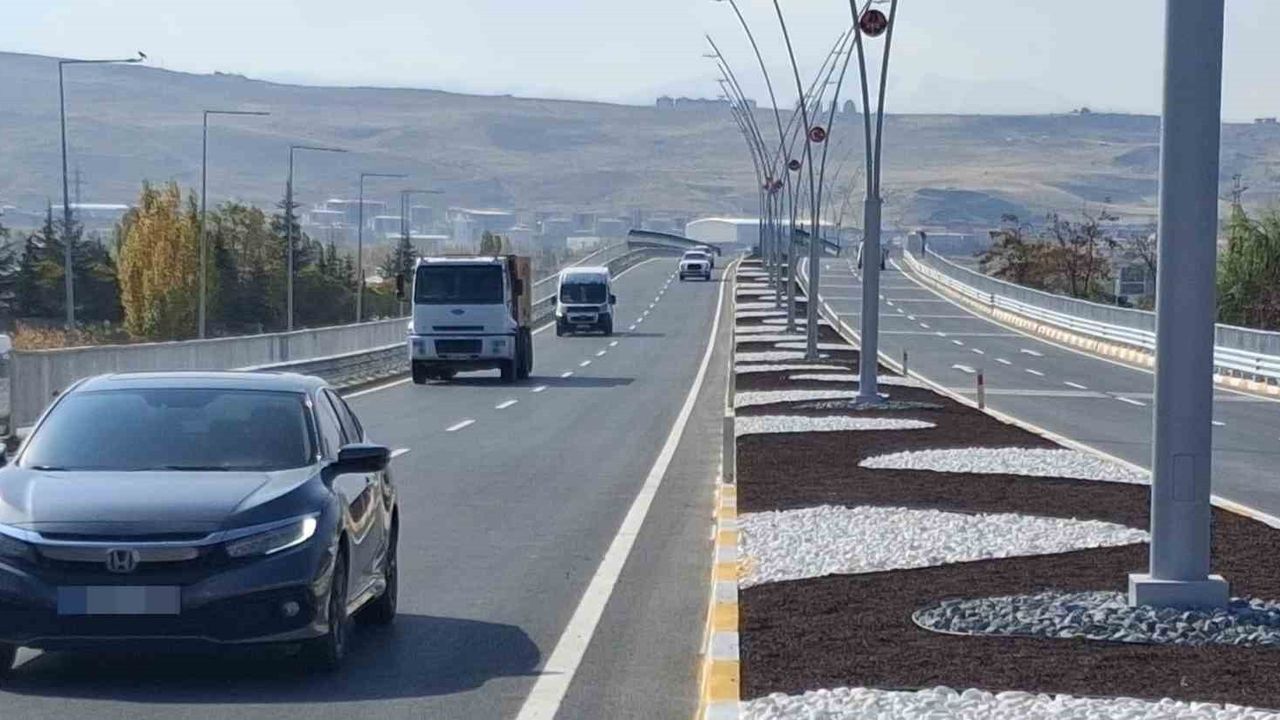 Van Çevre Yolu'nda yeni adım: Edremit Köprülü Kavşağı bugün trafiğe açıldı