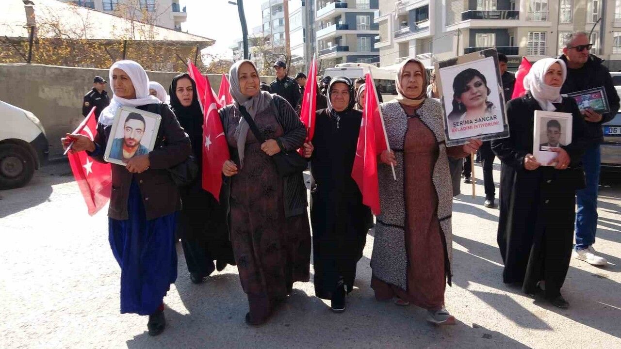 Van'da 113. Haftada Oturma Eylemi: Anneler 'Silahları Gömsünler, Evlatlar Dönsün' Dedi