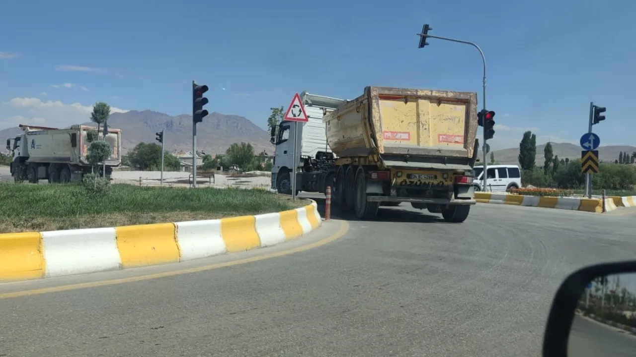 Van'da 12 km sahil yolu ağır tonajlı araçlar nedeniyle çökme riski taşıyor