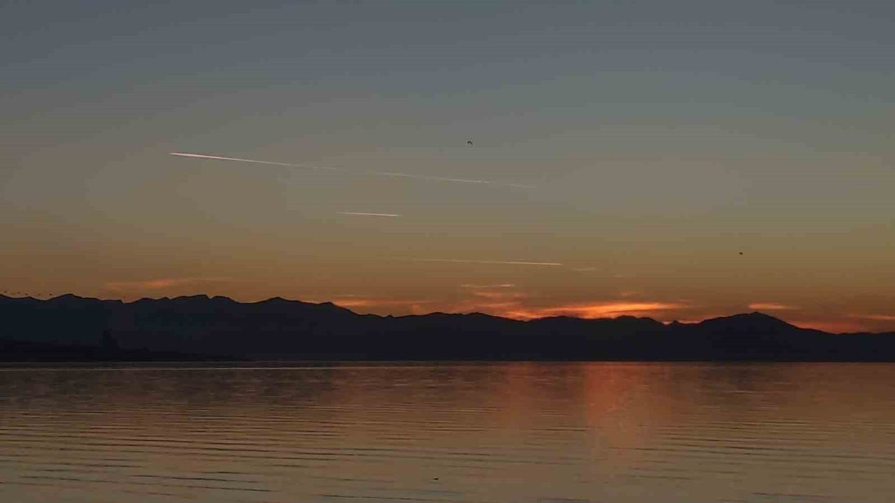 Van'da akşam manzarası: Uçaklar, göçmen kuşlar ve kızıl günbatımı