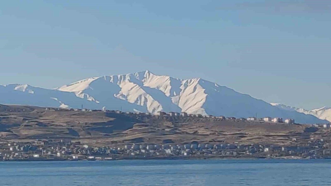 Van'da Artos Dağı ve Karabet Geçidi karla kaplandı
