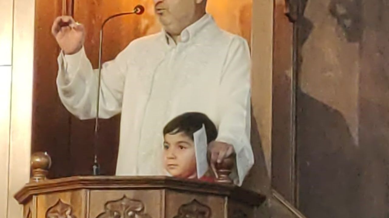 Van'da Cuma Hutbesinde İmam Hatibin Minbere Çıkan Çocuğu Yanına Alması Cemaatin Takdirini Topladı