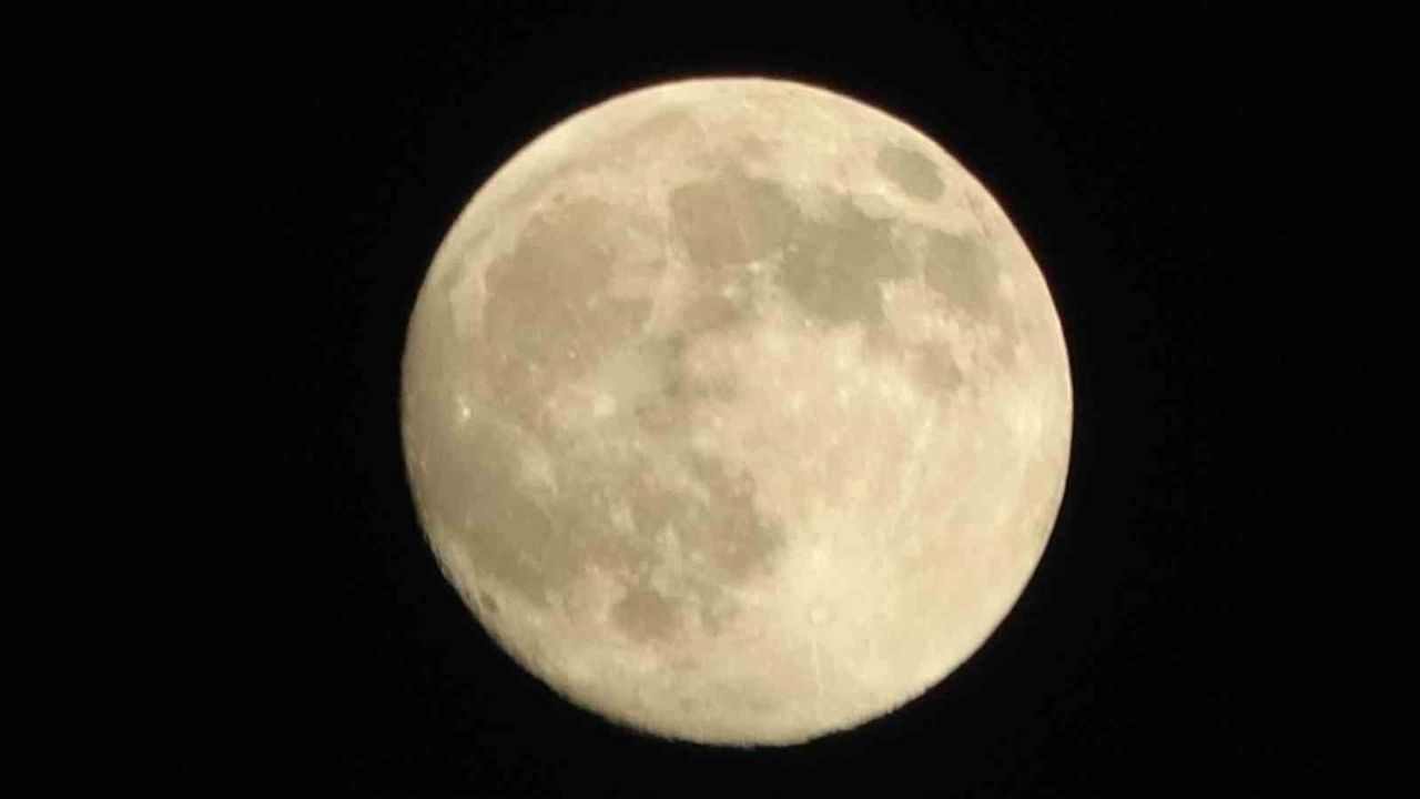 Van'da eş zamanlı görüntü: Güneş batarken ay doğdu