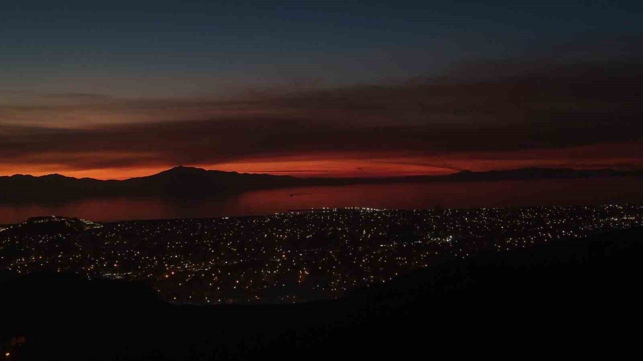 Van'da gün batımı gökyüzünü kızıl tonlara bürüdü: Van Gölü'nde kartpostallık manzaralar