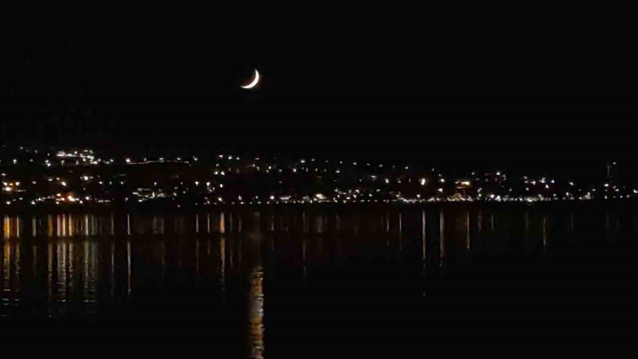 Van'da gün batımı sonrası hilal: Van Gölü sahilinde görsel manzara
