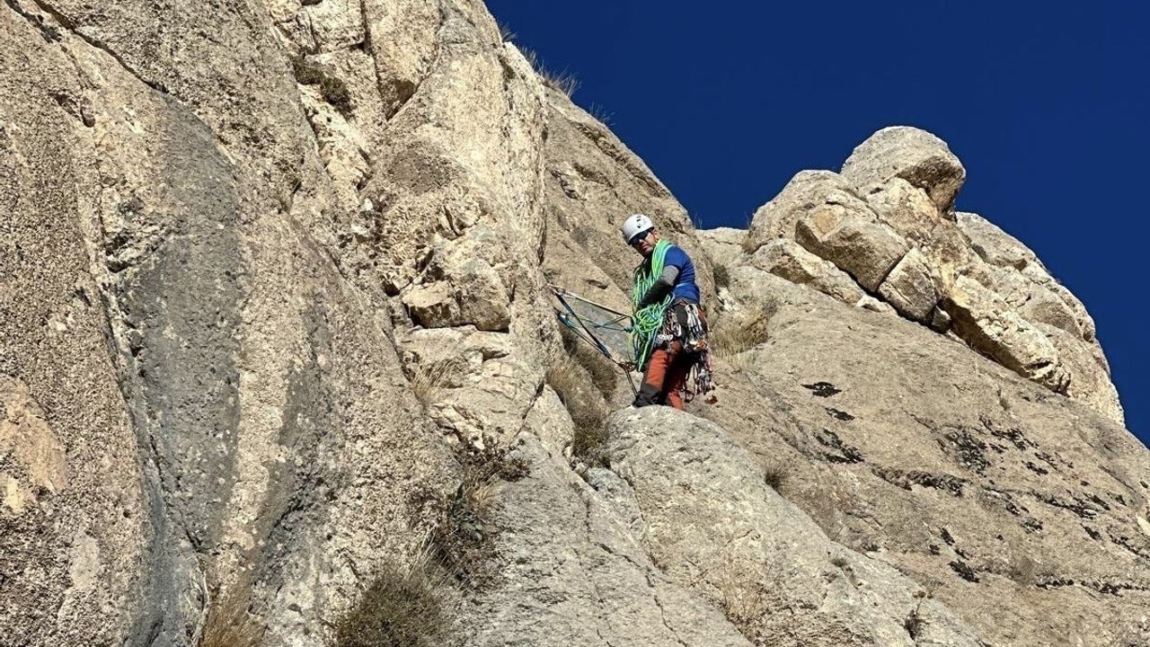 Van'da ilk kez çok ip boylu kaya tırmanışı eğitimi Rota Doğa Spor Kulübü tarafından verildi