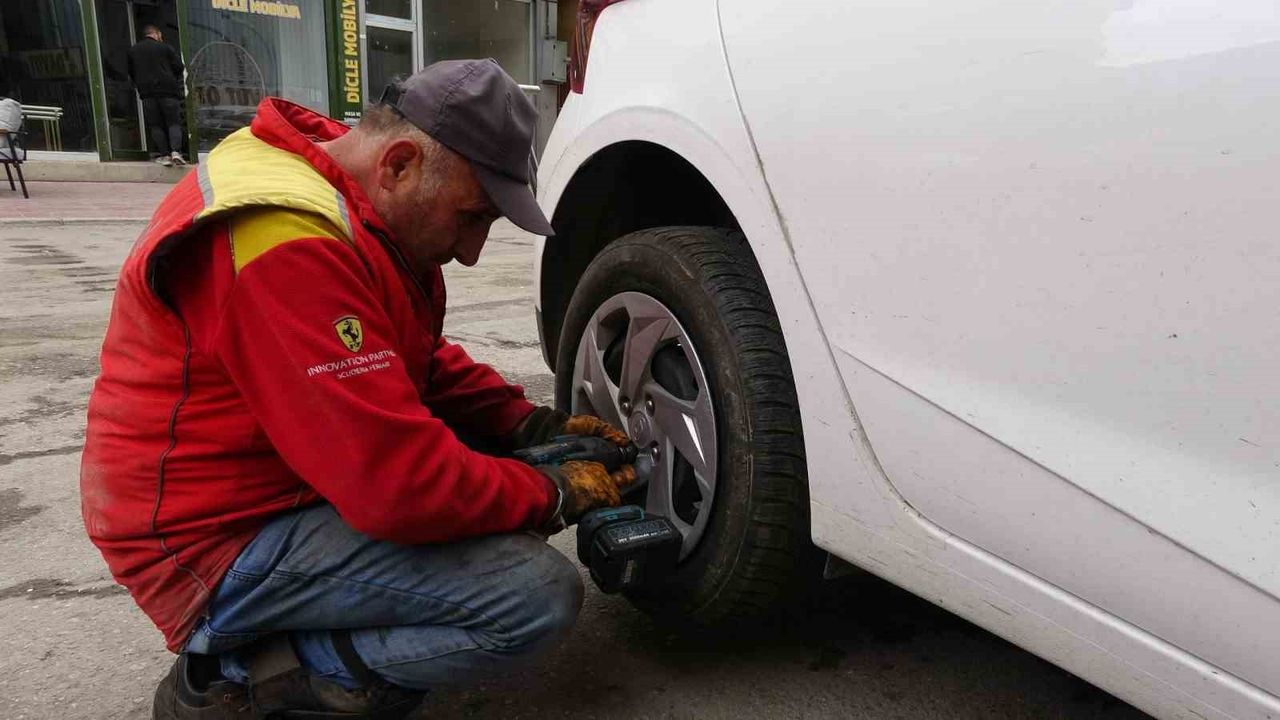 Van’da kış lastiği uygulaması başladı, lastikçilerde yoğunluk arttı